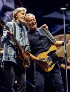 Paul McCartney Surpreende Fãs ao Subir ao Palco com Bruce Springsteen