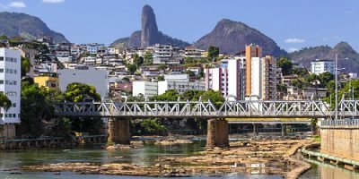 Ponte de ferro Governador João Purano Bley sobre o Rio Itapemirim - ao fundo moradias e Pico do Itabira ou Pedra de Itabira
 Local: Cachoeiro de Itapemirim - ES Data: 07/2021 Codigo:  33MS573 Autor: Mauricio Simonetti