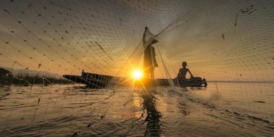 a-imagem-e-silhueta-os-pescadores-estao-saindo-para-pescar-no-inicio-da-manha-com-barcos-de-madeira-lanternas-antigas-e-redes-estilo-de-vida-do-pescador-de-conceito_39733-317