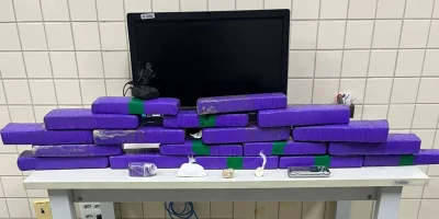 cerca-de-18-tabletes-de-droga-foram-encontrados-em-carro-da-prefeitura-de-piuma-2816934-article